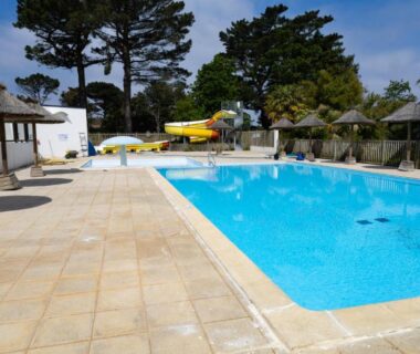 Piscine extérieure et toboggan au mobil-home convivial avec vue sur mer Pleubian