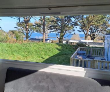 Intérieur du mobil-home avec fenêtre et vue mer du Mobil-home convivial avec vue sur mer Pleubian