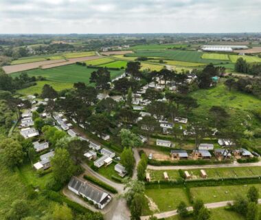 Vue aérienne des mobil-homes et espaces verts du Mobil-home convivial avec vue sur mer – Pleubian