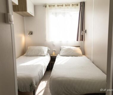 Chambre avec deux lits simples et fenêtre dans le mobil-home convivial avec vue sur mer Pleubian