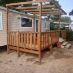 Terrasse en bois avec pergola au Mobil-home cosy 166