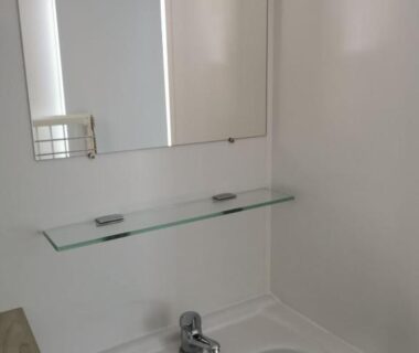 Lavabo miroir et étagère en verre dans le mobil-home cosy 166