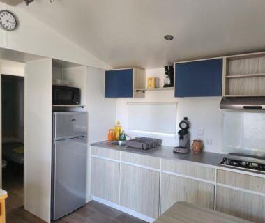 Cuisine équipée dans le mobil-home cosy 166