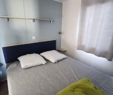 Chambre parentale avec lit double et serviettes du Mobil-home cosy 166