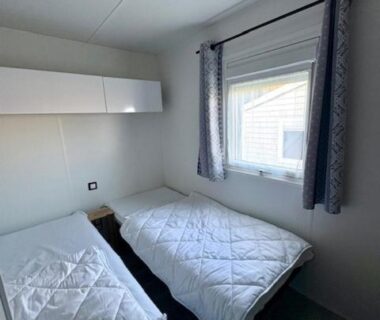 Chambre avec deux lits simples dans le mobil-home cosy 2 chambres Plage Côte d'Opale