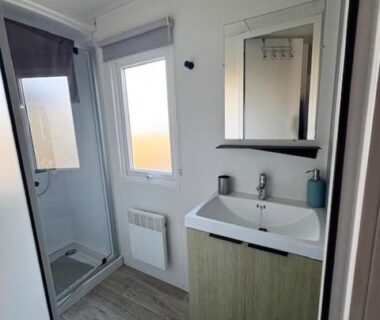 Salle de bain avec douche et lavabo du Mobil-home cosy 2 chambres Plage cote d'opale