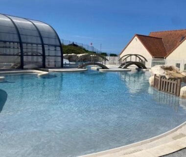 Piscine extérieure avec abri et petit pont du Mobil-home cosy 2 chambres Plage cote d’opale