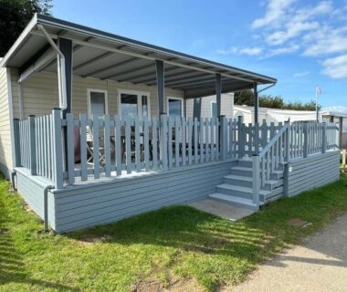 Terrasse couverte en bois avec rambarde et escaliers du Mobil-home cosy 2 chambres Plage Côte d'Opale