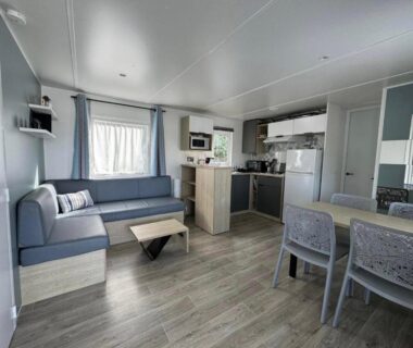 Salon et kitchenette dans le Mobil-home cosy 2 chambres Plage cote d'opale