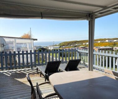 Terrasse couverte avec table et transats vue mer du Mobil-home cosy 2 chambres – Plage cote d'opale