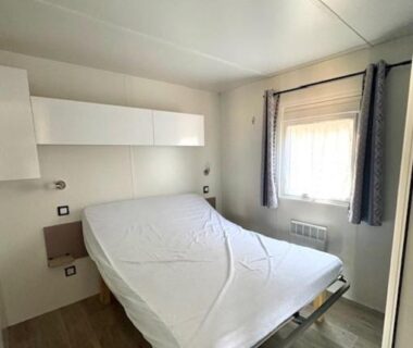 Intérieur de chambre avec lit double et rangements du Mobil-home cosy 2 chambres Plage cote d'opale