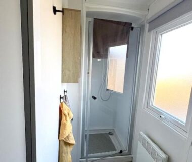 Salle de bain avec cabine de douche et serviette du mobil-home cosy 2 chambres Plage cote d'opale