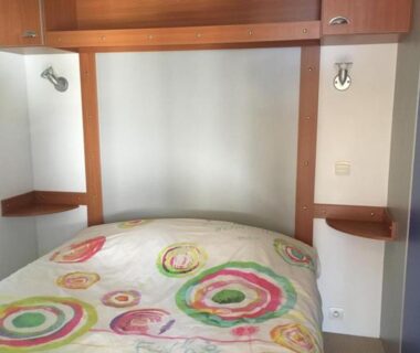 Intérieur chambre avec lit double dans le mobil home cosy avec terrasse API-1-52-241