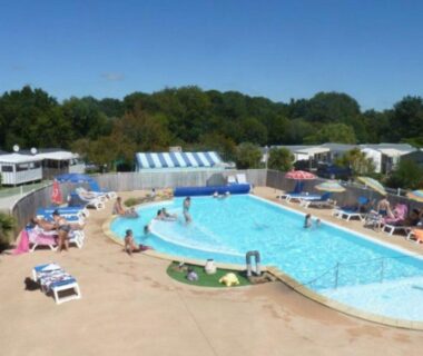 Piscine extérieure et transats dans le camping du mobil home cosy avec terrasse API-1-52-241