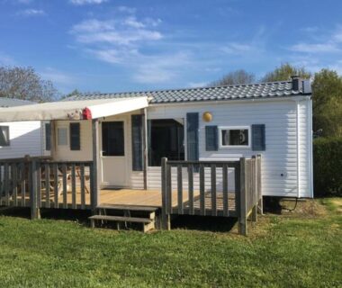 Terrasse en bois devant Mobil home cosy API-1-52-241