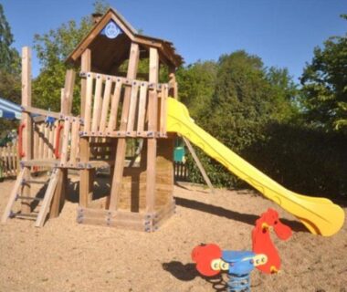 Aire de jeux avec toboggan jaune au Mobil home cosy avec terrasse - 4 pers, 2 ch - API-1-52-241