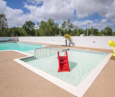 Piscine pour enfants avec toboggan rouge dans le mobil-home cosy avec terrasse à Puyravault API-1-52-1341