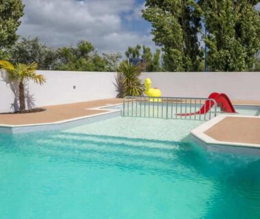 Piscine avec pataugeoire et toboggan au Mobil-home cosy avec terrasse à Puyravault API-1-52-1341