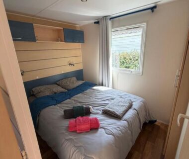 Chambre double avec linge dans le mobil-home cosy Camping domaines des iscles