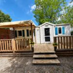 Terrasse en bois et mobil-home lumineux au Mobil-home cosy avec terrasse au calme Camping domaines des iscles