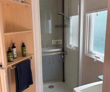 Salle de bain avec douche et lavabo du Mobil-home cosy Camping domaines des iscles