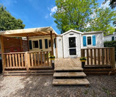 Terrasse en bois et mobil-home lumineux au Mobil-home cosy avec terrasse au calme Camping domaines des iscles
