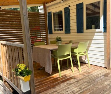 Terrasse et mobil-home au calme du Mobil-home cosy avec terrasse Camping domaines des iscles