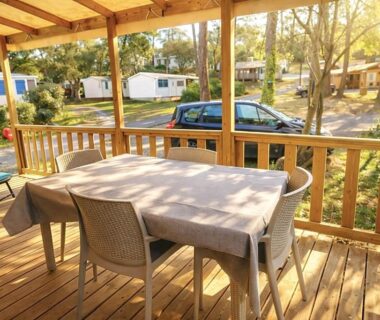 Terrasse couverte avec table et chaises au mobil-home cosy climatisé 5 pers Plage des Casernes à 800m