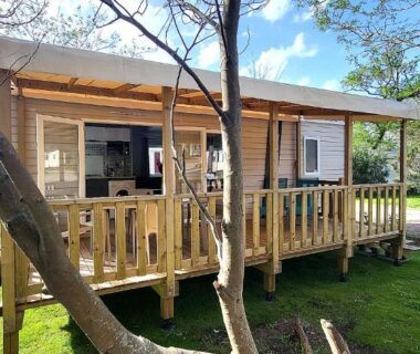 Terrasse couverte et façade en bois du mobil-home cosy climatisé 5 pers Plage des Casernes à 800m