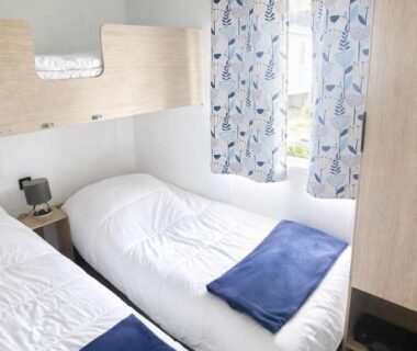 Chambre avec deux lits et lit superposé dans le Mobil-home cosy climatisé 5 pers Plage des Casernes à 800m
