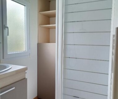 Salle de douche avec cabine vitrée et lavabo dans le mobil home cosy