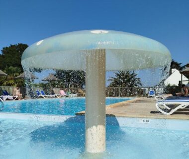 Piscine extérieure avec champignon d'eau au Mobil home cosy dans camping 4 étoiles