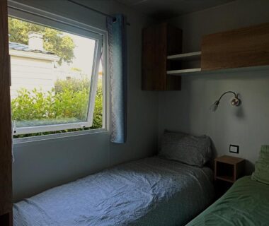 Chambre avec deux lits simples dans le mobil home du Camping 4 étoiles