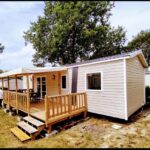 Terrasse en bois et façade du Mobil home dans Camping 4 étoiles