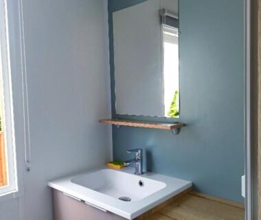 Salle de bain avec lavabo et miroir du Mobil home dans Camping 4 étoiles