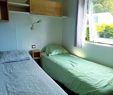 Intérieur avec deux lits simples dans le Mobil home dans Camping 4 étoiles