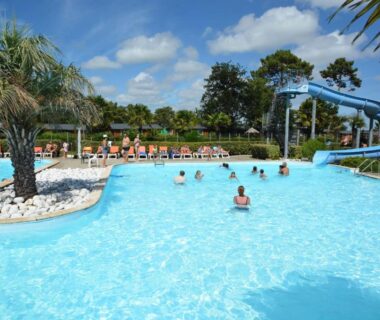 Piscine avec toboggan et transats au camping du Mobil-home 6 à 8 personnes 40m2