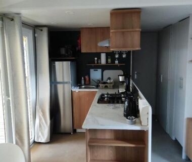 Intérieur avec cuisine équipée et coin repas du mobil-home dans camping 4 étoiles 6 à 8 personnes 40m2