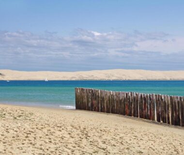 Plage et brise-lames en bois au bord de l'eau du mobil-home dans camping 4 étoiles 6 à 8 personnes 40m2