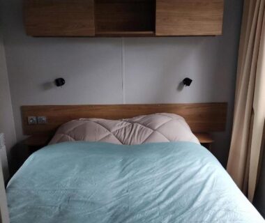 Intérieur de chambre avec lit double et rangements dans le Mobil-home du camping 4 étoiles 6 à 8 personnes 40m2