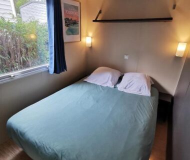 Chambre avec lit double et fenêtre du Mobil-home dans le calme du Domaine de Lanniron R24