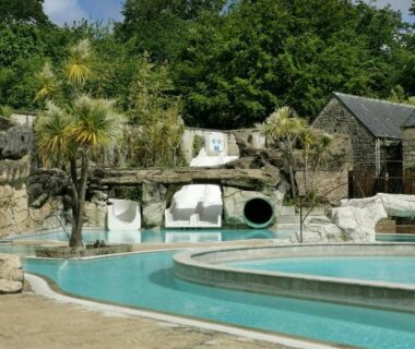 Piscine extérieure avec toboggan au Domaine de Lanniron Mobil-home dans le calme du Domaine de Lanniron R24