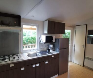 Intérieur cuisine équipée avec cuisinière micro-ondes et réfrigérateur du mobil-home dans le calme du Domaine de Lanniron R24