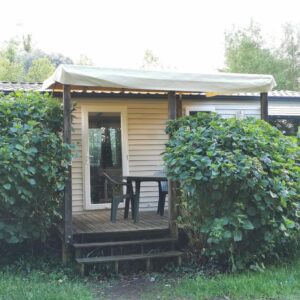 Terrasse couverte avec chaises et haies du Mobil-home dans le calme du Domaine de Lanniron R24