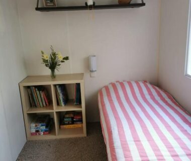 Chambre avec lit simple étagère et fenêtre dans le Mobil-home dans le calme du Domaine de Lanniron R24