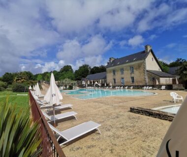 Piscine extérieure avec transats au Mobil-home dans le calme du Domaine de Lanniron R24
