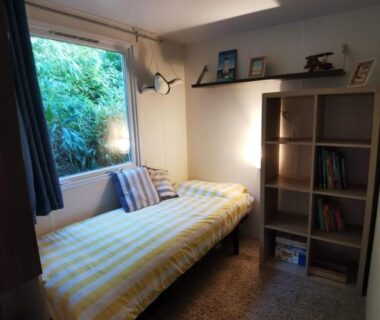 Chambre avec lit simple et bibliothèque dans le mobil-home dans le calme du Domaine de Lanniron R24