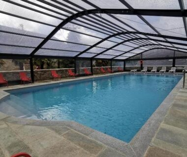 Piscine couverte et chaises longues au Domaine de Lanniron Mobil-home dans le calme du Domaine de Lanniron R24
