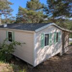 Lisière de pins avec mobil-home dans les Gorges du Verdon