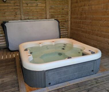 Terrasse couverte avec spa et plancher en bois du Mobil-home dans les Gorges du Verdon